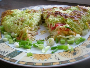 Кабачковый блин с начинкой из колбасы и сыра 