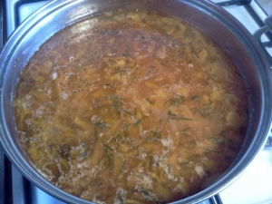 Украинский капустняк со свиными ребрышками, пшеном и кислой капустой 