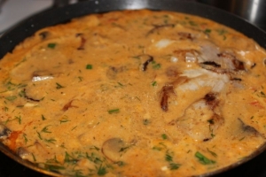 Карбонад свиной с шампиньонами в подливе на сковороде 