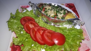 Картошка-гармошка с фаршем, сыром и помидорами 