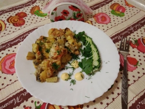 Картошка с баклажанами, курицей и грибами в духовке 