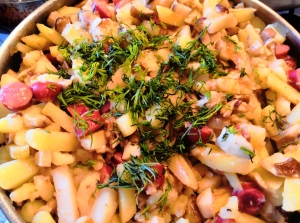 Картошка с белыми грибами и охотничьими колбасками на сковороде 