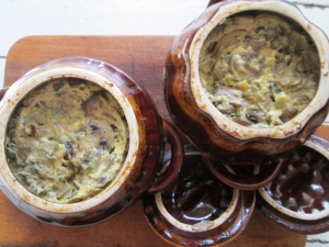 Картошка с фаршем и грибами в горшочках 