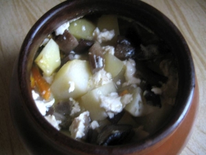 Картошка с грибами и сметаной в горшочках 