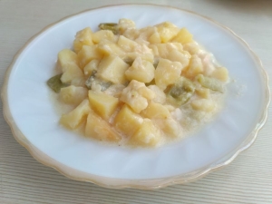 Картошка с кабачками в сметане в мультиварке 