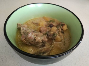 Картошка с курицей и грибами тушеная в сметане 