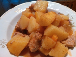 Картошка тушеная с мясом свинины в мультиварке 