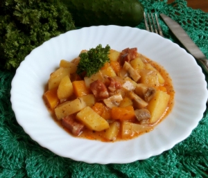 Картошка в горшочках с грибами, копчеными колбасками и тыквой 