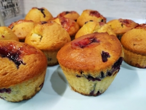 Кексы на кефире с ягодами и вареньем 