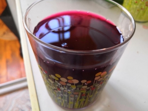 Компот из ежевики и смородины с базиликом 