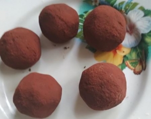 Конфеты из изюма и орехов с какао 