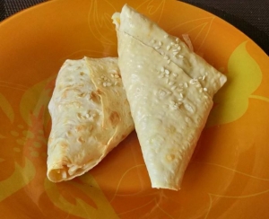 Конвертики из лаваша с курицей, сыром и овощами 