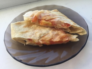 Конвертики из лаваша с сыром и помидорами на сковороде 