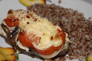 Котлеты запеченные в духовке с помидором, грибами и сыром 