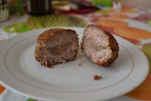 Котлеты из фарша с грибами внутри 