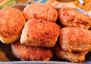 Котлеты с начинкой из сыра, масла и зелени 