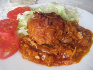 Котлеты запеченные в духовке в соусе с овощами 