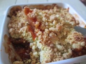 Крамбл с вишней 