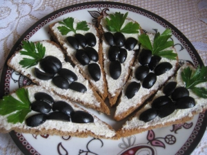 Красивые бутерброды с икрой мойвы на праздничный стол 