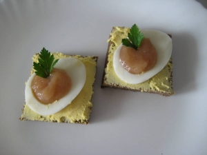 Красивые бутерброды с икрой трески на праздничный стол 