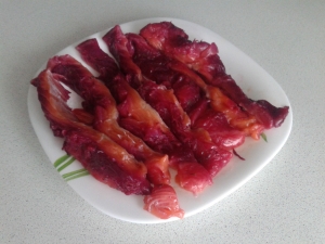 Красная рыба маринованная в свекле 