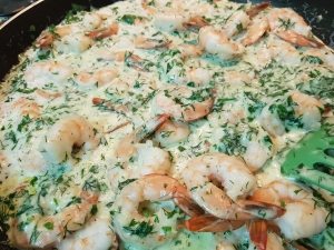 Креветки в сливочном соусе с чесноком 