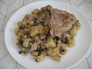 Кролик с грибами и картошкой в сметане 