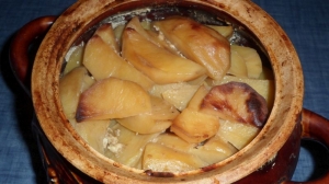Кролик с картошкой тушеный в духовке в горшочке 