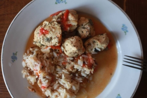 Кролик с луком и лимоном на сковороде 