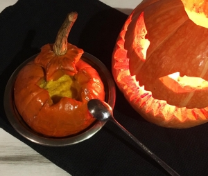 Кукурузные хлопья с молоком в тыкве ребенку 1,5 года 