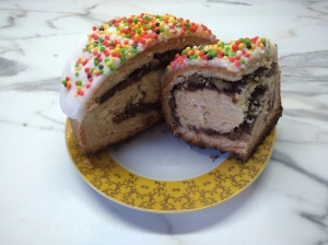 Кулич "Синнабон" на Пасху с орехами и изюмом 