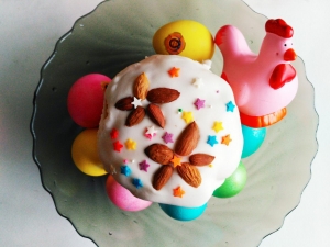 Кулич с мармеладом и орехами 