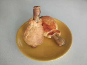 Куриная ножка в тесте с овощами и рисом в духовке 