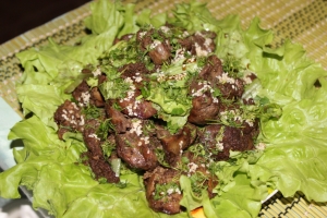 Теплый салат из куриной печени с луком 