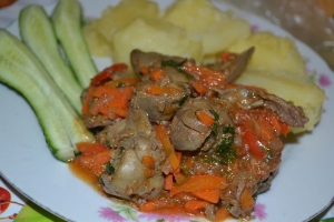 Куриная печень тушенная на сковороде с овощами 