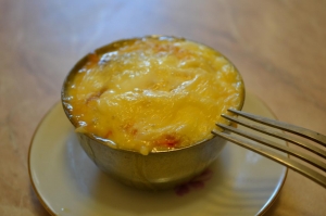 Куриная печень с овощами и сыром в духовке 