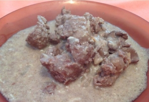 Куриная печень в сметане с сыром и луком 