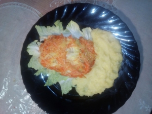 Куриные котлеты с кабачком и овощами в духовке 