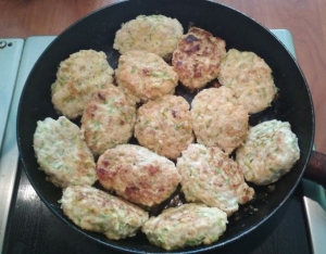 Куриные котлеты с кабачком 