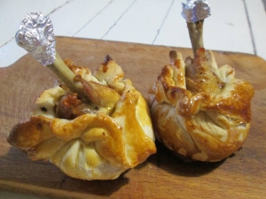 Куриные ножки в мешочке из слоеного теста с овощами 