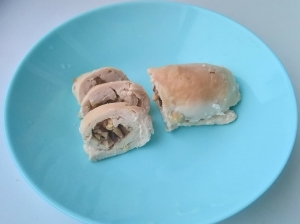 Куриные рулетики с грибами и сыром в сливках в духовке 