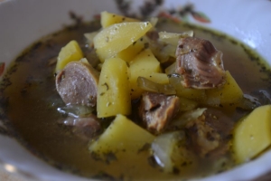 Куриные желудки с картошкой в духовке в горшочках 