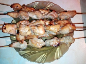 Куриный шашлык в соевом соусе в духовке на шпажках 