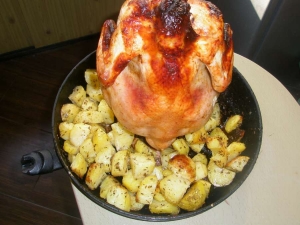 Курица на бутылке с абрикосовым вареньем 