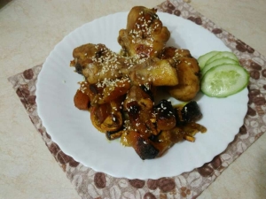 Курица с грибами и курагой в гранатовом соусе 