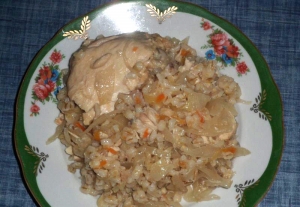 Курица тушеная с квашеной капустой и перловкой в мультиварке 