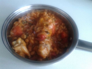 Курица тушеная с фасолью и овощами 