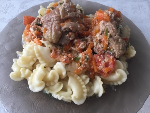 Курица тушеная с овощами и яйцом 