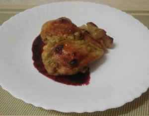 Курица с яблоками в ежевичном соусе 