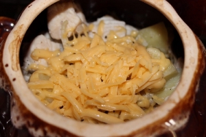 Курица с грибами и картошкой в сметане в горшочках 